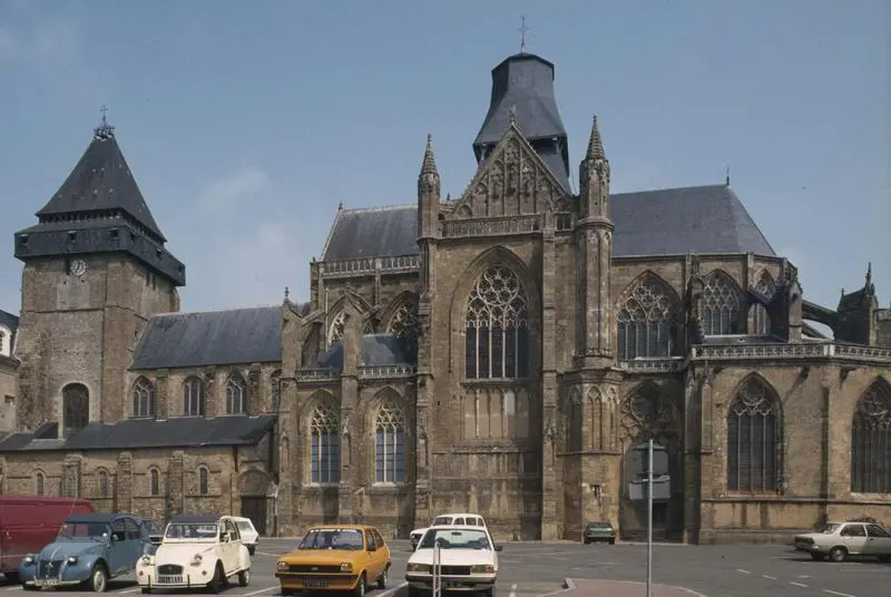 Foto de Abadía benedictina Notre-Dame d'Evron, que se ha convertido en el convento de la organización benéfica de Evron - POP Plateforme Ouverte du Patrimoine / Base Mérimée - © Ministère de la Culture (France), Médiathèque du patrimoine et de la photographie, diffusion GrandPalaisRmn Photo