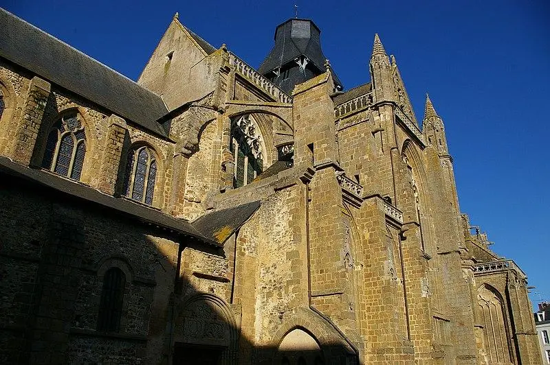 Foto de Abadía benedictina Notre-Dame d'Evron, que se ha convertido en el convento de la organización benéfica de Evron - MontdErve - © Creative Commons (https://creativecommons.org/licenses/by-sa/4.0/deed.fr)