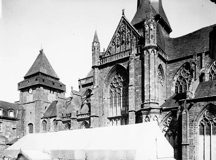 Foto de Abadía benedictina Notre-Dame d'Evron, que se ha convertido en el convento de la organización benéfica de Evron - POP Plateforme Ouverte du Patrimoine / Base Mérimée - © Ministère de la Culture (France), Médiathèque du patrimoine et de la photographie, diffusion GrandPalaisRmn Photo