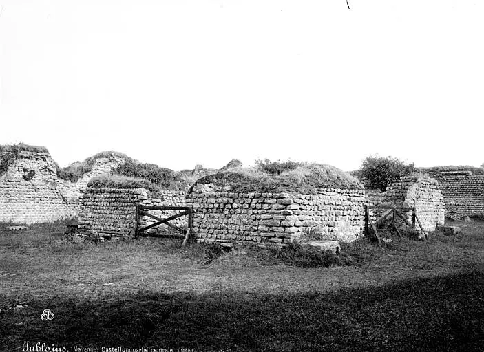 Foto di Campo romano (rimane) - POP Plateforme Ouverte du Patrimoine / Base Mérimée - © Ministère de la Culture (France), Médiathèque du patrimoine et de la photographie, diffusion RMN-GP