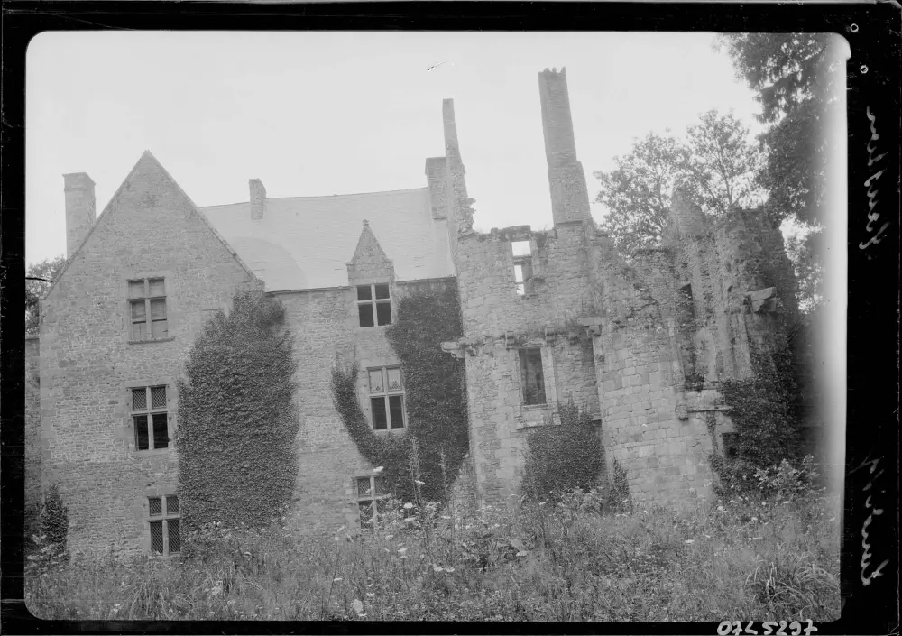 Foto von Mausson Castle bestehend aus einem Hauptgebäude und verschiedenen zerstörten Teilen - POP Plateforme Ouverte du Patrimoine / Base Mérimée - © Ministère de la Culture (France), Médiathèque du patrimoine et de la photographie, diffusion RMN-GP