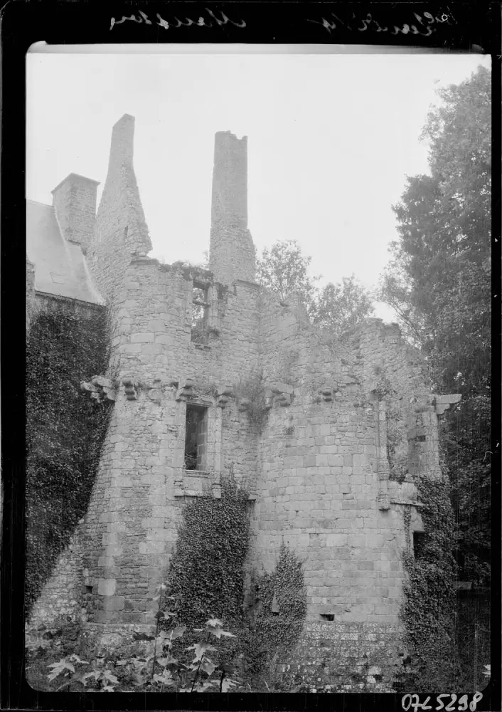 Foto von Mausson Castle bestehend aus einem Hauptgebäude und verschiedenen zerstörten Teilen - POP Plateforme Ouverte du Patrimoine / Base Mérimée - © Ministère de la Culture (France), Médiathèque du patrimoine et de la photographie, diffusion RMN-GP