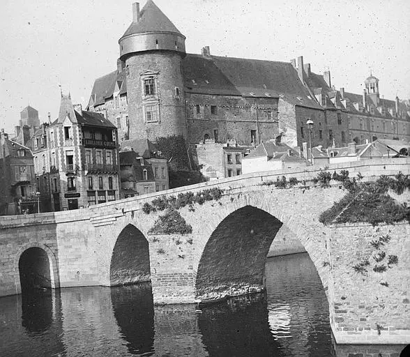 Picture of Old castle - POP Plateforme Ouverte du Patrimoine / Base Mérimée - © Ministère de la Culture (France), Médiathèque du patrimoine et de la photographie, diffusion RMN-GP