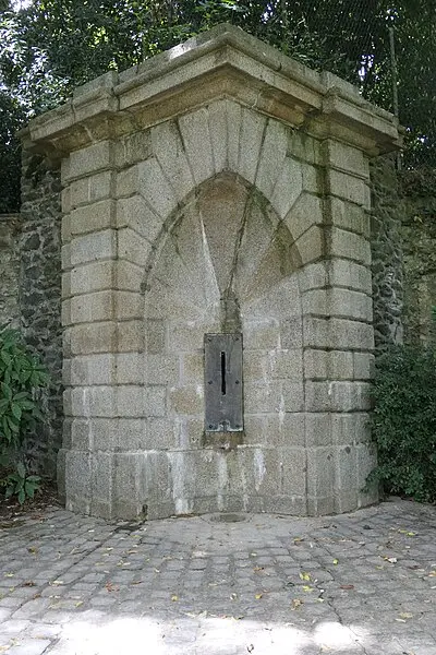 Foto von Öffentlicher Brunnen namens Brunnen der drei Kreuze oder der Felsen gut - Fab5669 - © Creative Commons (https://creativecommons.org/licenses/by-sa/4.0/deed.fr)