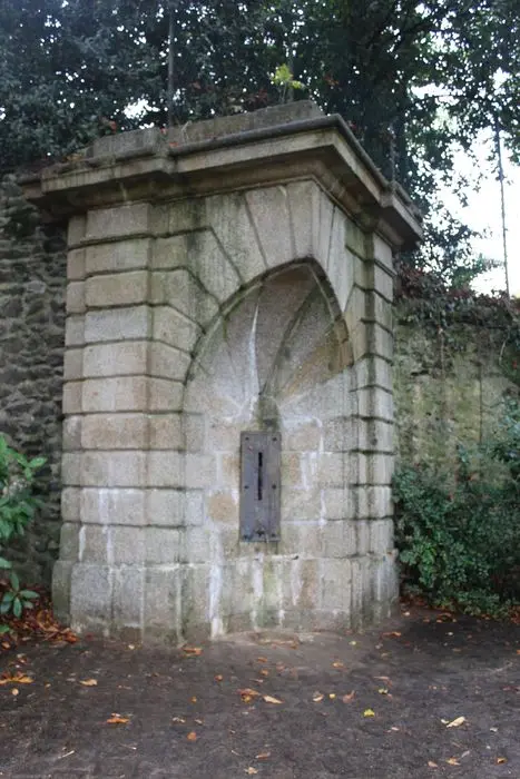 Foto von Öffentlicher Brunnen namens Brunnen der drei Kreuze oder der Felsen gut - POP Plateforme Ouverte du Patrimoine / Base Mérimée - © Ministère de la Culture (France), Médiathèque du patrimoine et de la photographie, diffusion RMN-GP
