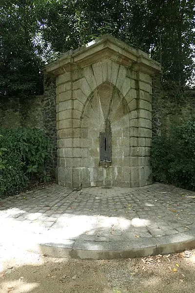 Foto von Öffentlicher Brunnen namens Brunnen der drei Kreuze oder der Felsen gut - Fab5669 - © Creative Commons (https://creativecommons.org/licenses/by-sa/4.0/deed.fr)