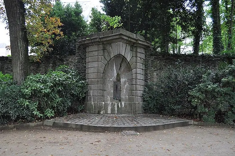 Foto von Öffentlicher Brunnen namens Brunnen der drei Kreuze oder der Felsen gut - Gwendal - © Creative Commons (https://creativecommons.org/licenses/by-sa/4.0/deed.fr)