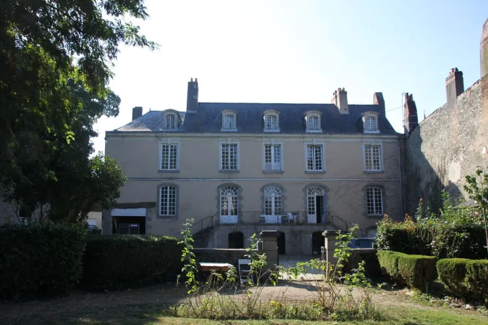 Foto di L'ex hotel de Montfrand, attualmente Hôtel de Sèze e Montfrand - POP Plateforme Ouverte du Patrimoine / Base Mérimée - © Ministère de la Culture (France), Direction Régionale des Affaires Culturelles des Pays de la Loire – Tous droits réservés 