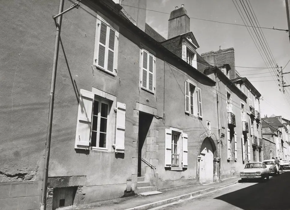 Foto di L'ex hotel de Montfrand, attualmente Hôtel de Sèze e Montfrand - POP Plateforme Ouverte du Patrimoine / Base Mérimée - © Ministère de la Culture (France), Médiathèque du patrimoine et de la photographie, tous droits réservés