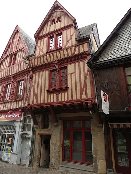 Picture of Two 16th century houses located on both sides of the Grande-Rue - Romain Bréget - © Creative Commons (https://creativecommons.org/licenses/by-sa/4.0/deed.fr)
