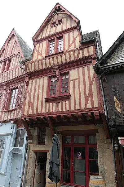 Photo de Deux maisons du 16e siècle sises des deux côtés de la Grande-Rue - Fab5669 - © Creative Commons (https://creativecommons.org/licenses/by-sa/4.0/deed.fr)
