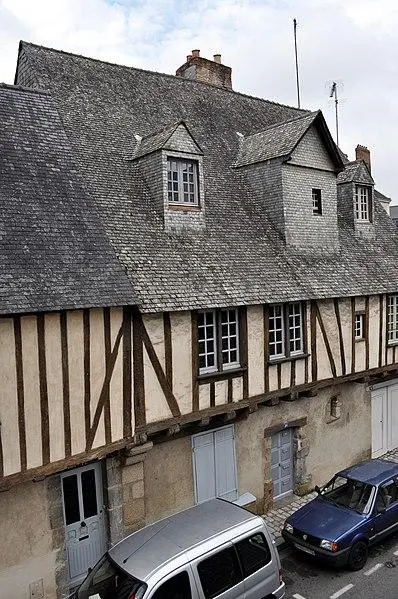 Photo de Maison du 17e siècle près du presbytère Saint-Vénérand - Gwendal - © Creative Commons (https://creativecommons.org/licenses/by-sa/4.0/deed.fr)