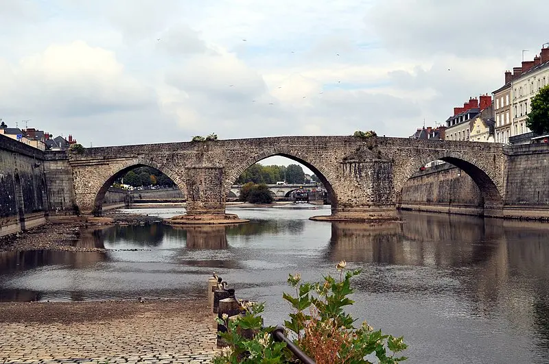 Photo de Vieux pont sur la Mayenne - Gwendal - © Creative Commons (https://creativecommons.org/licenses/by-sa/4.0/deed.fr)