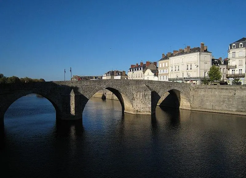 Photo de Vieux pont sur la Mayenne - Manfred Heyde - © Creative Commons (https://creativecommons.org/licenses/by-sa/4.0/deed.fr)