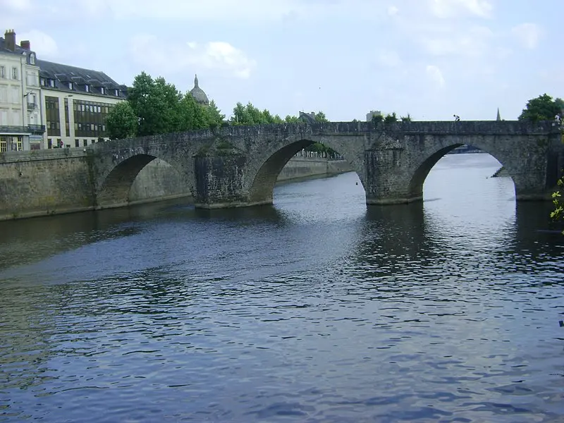 Photo de Vieux pont sur la Mayenne - Guiguilacagouille - © Creative Commons (https://creativecommons.org/licenses/by-sa/4.0/deed.fr)