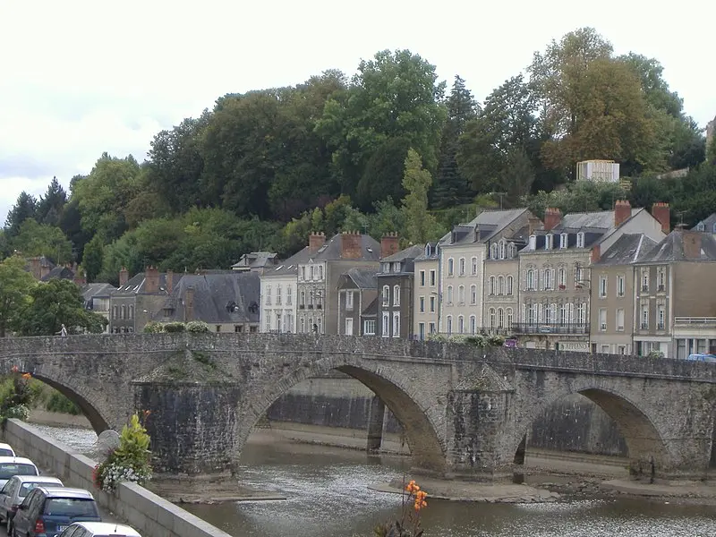 Photo de Vieux pont sur la Mayenne - Eric Verdier - © Creative Commons (https://creativecommons.org/licenses/by-sa/4.0/deed.fr)