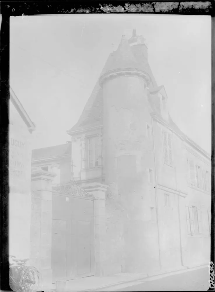 Picture of Presbytery of Saint-Vénérand, also says Hotel Boulain - POP Plateforme Ouverte du Patrimoine / Base Mérimée - © Ministère de la Culture (France), Médiathèque du patrimoine et de la photographie, diffusion RMN-GP