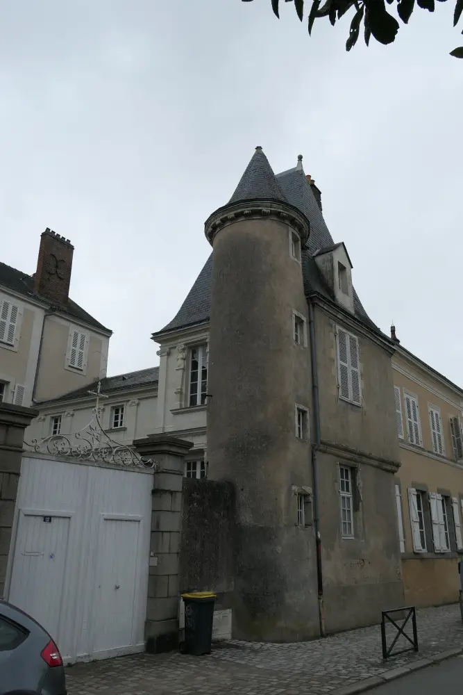 Picture of Presbytery of Saint-Vénérand, also says Hotel Boulain - Sous licence Creative Commons (https://creativecommons.org/licenses/by-sa/4.0/deed.fr) - Par Fab5669 - © Creative Commons (https://creativecommons.org/licenses/by-sa/4.0/deed.fr)