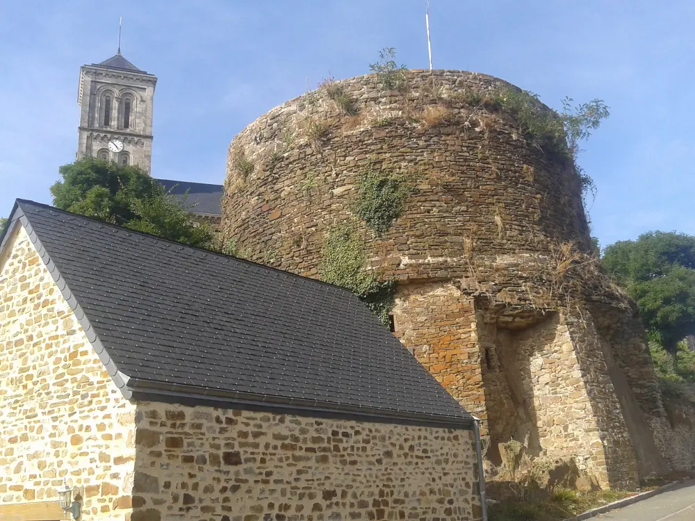 Foto von Tour namens Paradise to Bics (Ruinen) - Sous licence Creative Commons (https://creativecommons.org/licenses/by-sa/4.0/deed.fr) - Par Bazouge53 - © Creative Commons (https://creativecommons.org/licenses/by-sa/4.0/deed.fr)