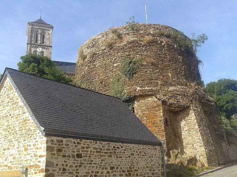 Foto von Tour namens Paradise to Bics (Ruinen) - Bazouge53 - © Creative Commons (https://creativecommons.org/licenses/by-sa/4.0/deed.fr)