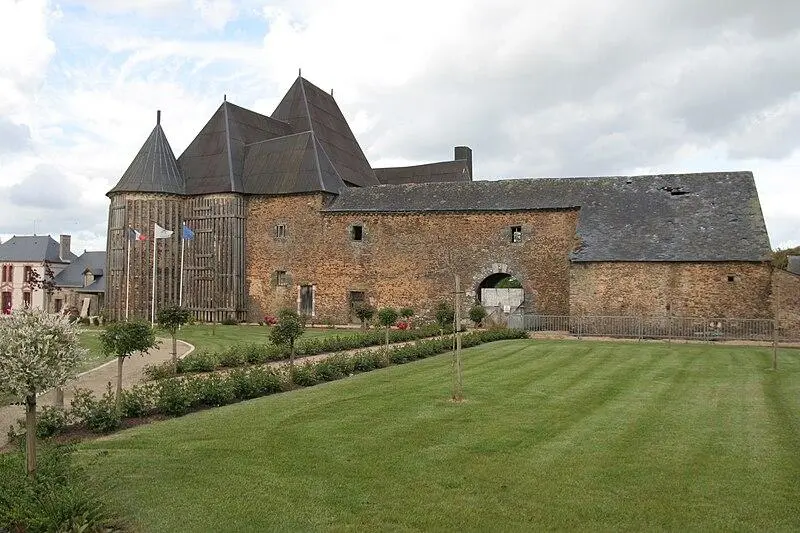Foto von Schloss und sein archäologisches Plattenland - Pymouss - © Creative Commons (https://creativecommons.org/licenses/by-sa/4.0/deed.fr)