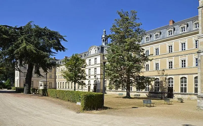 Foto de Ex Abadía de Saint-Vincent, actualmente Bellevue High School - Selbymay - © Creative Commons (https://creativecommons.org/licenses/by-sa/4.0/deed.fr)