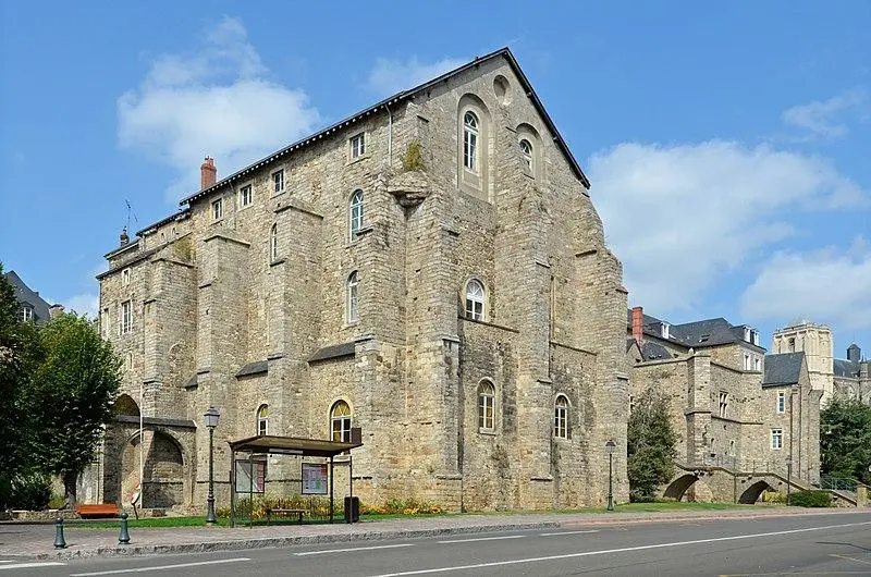 Foto von Collegiate Church von Saint-Pierre-de-la-Cour (alt) - Selbymay - © Creative Commons (https://creativecommons.org/licenses/by-sa/4.0/deed.fr)