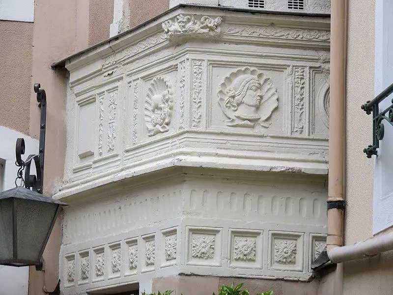Foto von Architekturelemente im Renaissance -Stil im Innenhof des Gebäudes geschnitzt - Romain Bréget - © Creative Commons (https://creativecommons.org/licenses/by-sa/4.0/deed.fr)