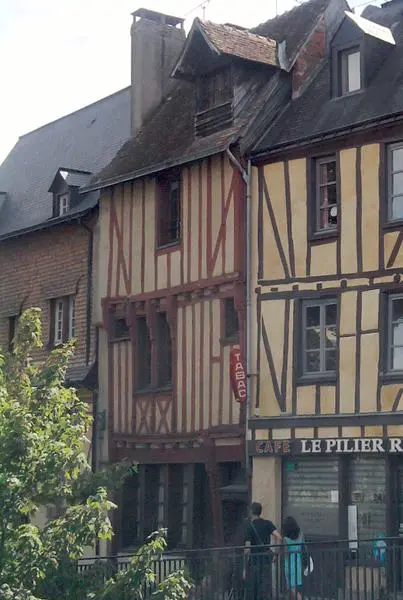 Foto von Haus des 16. Jahrhunderts in Holzseiten - OldLion alias stephvvv - © Creative Commons (https://creativecommons.org/licenses/by-sa/4.0/deed.fr)