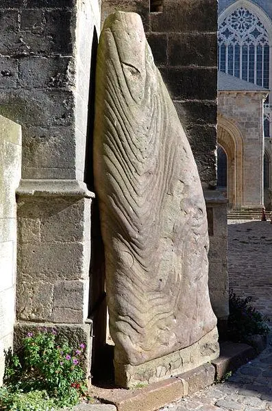 Foto von Menhir, errichtet gegen die Kathedrale, bekannt als Pierre Saint-Julien - Selbymay - © Creative Commons (https://creativecommons.org/licenses/by-sa/4.0/deed.fr)