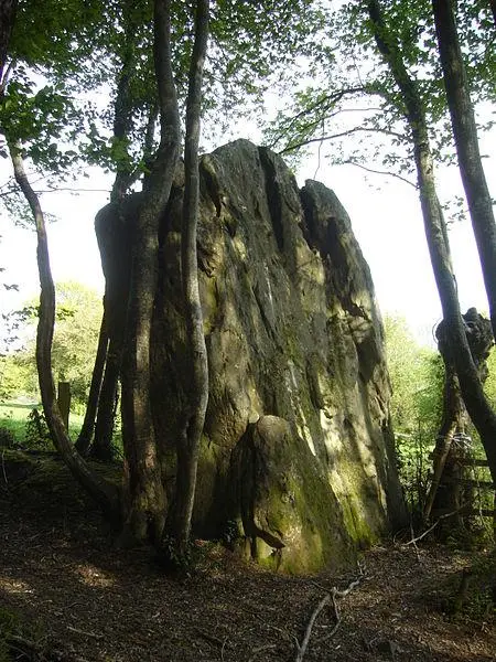 Foto von Menhir de Courtevrais - Pucesurvitaminee - © Creative Commons (https://creativecommons.org/licenses/by-sa/4.0/deed.fr)