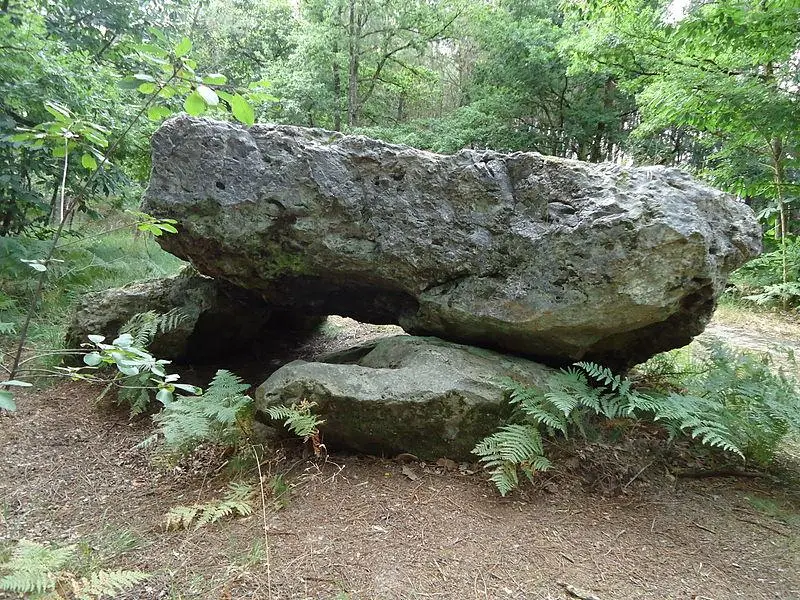 Foto de Monumento megalítico, llamado la piedra cubierta - Gregofhuest - © Creative Commons (https://creativecommons.org/licenses/by-sa/4.0/deed.fr)
