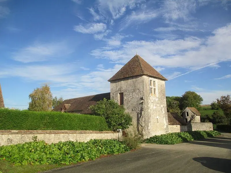 Foto von Alter Innenhof des Hofes - Pucesurvitaminee - © Creative Commons (https://creativecommons.org/licenses/by-sa/4.0/deed.fr)
