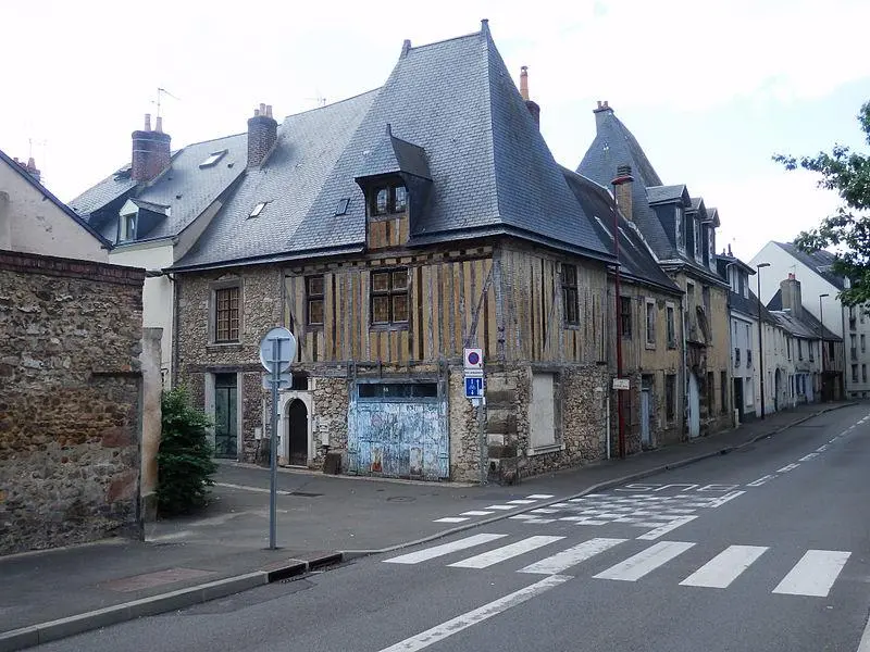 Foto von Urban Island bestehend aus dem alten Inn des Brunnens und den beiden Nachbarwohnungen - Yodaspirine - © Creative Commons (https://creativecommons.org/licenses/by-sa/4.0/deed.fr)