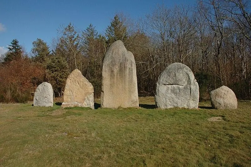 Foto di Menhir - Stephanbloch - © Creative Commons (https://creativecommons.org/licenses/by-sa/4.0/deed.fr)