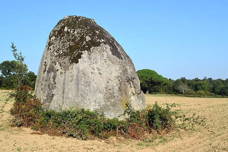 Foto di Menhir - Liberliger - © Creative Commons (https://creativecommons.org/licenses/by-sa/4.0/deed.fr)