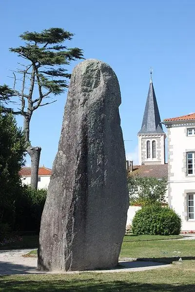 Foto di Menhir - Llann Wé² - © Creative Commons (https://creativecommons.org/licenses/by-sa/4.0/deed.fr)