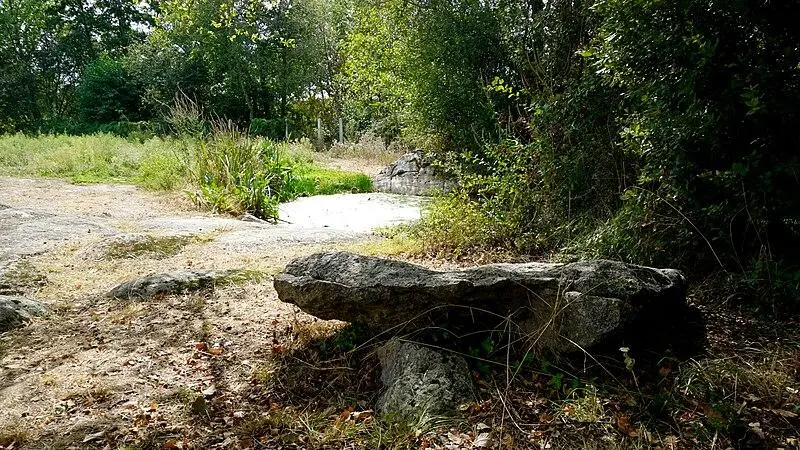 Foto di Menhir de la Fontaine Saint-Gré - Maugis85 - © Creative Commons (https://creativecommons.org/licenses/by-sa/4.0/deed.fr)
