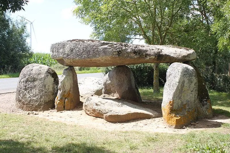 Foto de Dolmen dijo sobre el patio de Breuil - Llann Wé² - © Creative Commons (https://creativecommons.org/licenses/by-sa/4.0/deed.fr)