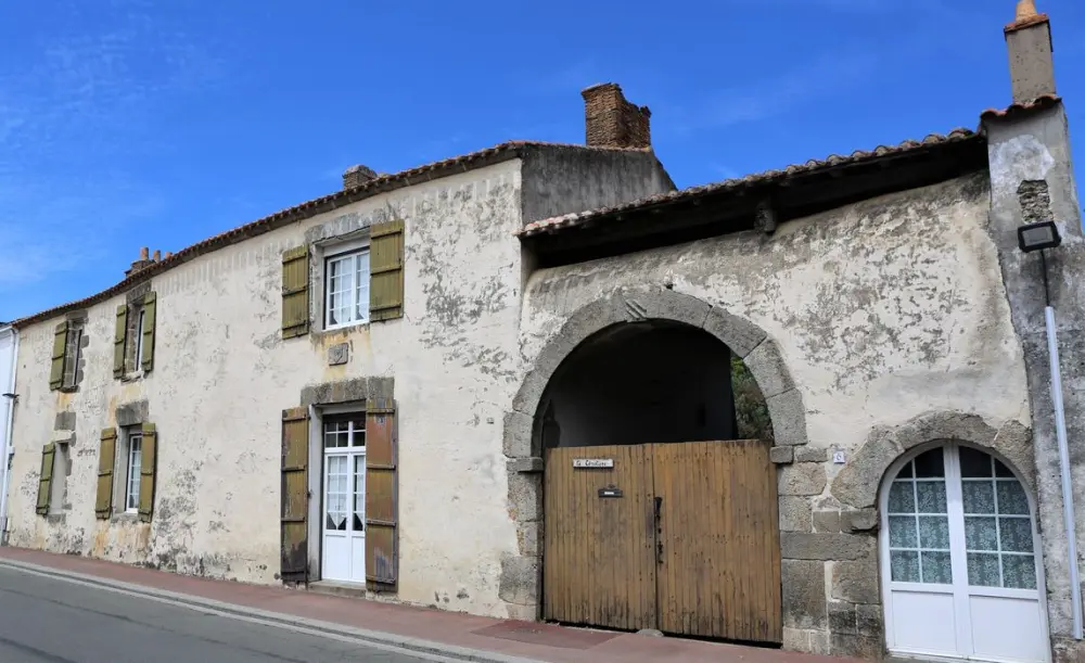 Foto de Casa del siglo XVIS cerca de la iglesia - POP Plateforme Ouverte du Patrimoine / Base Mérimée - © Ministère de la Culture (France), Conservation des antiquités et des objets d’art de Vendée - Tous droits réservés