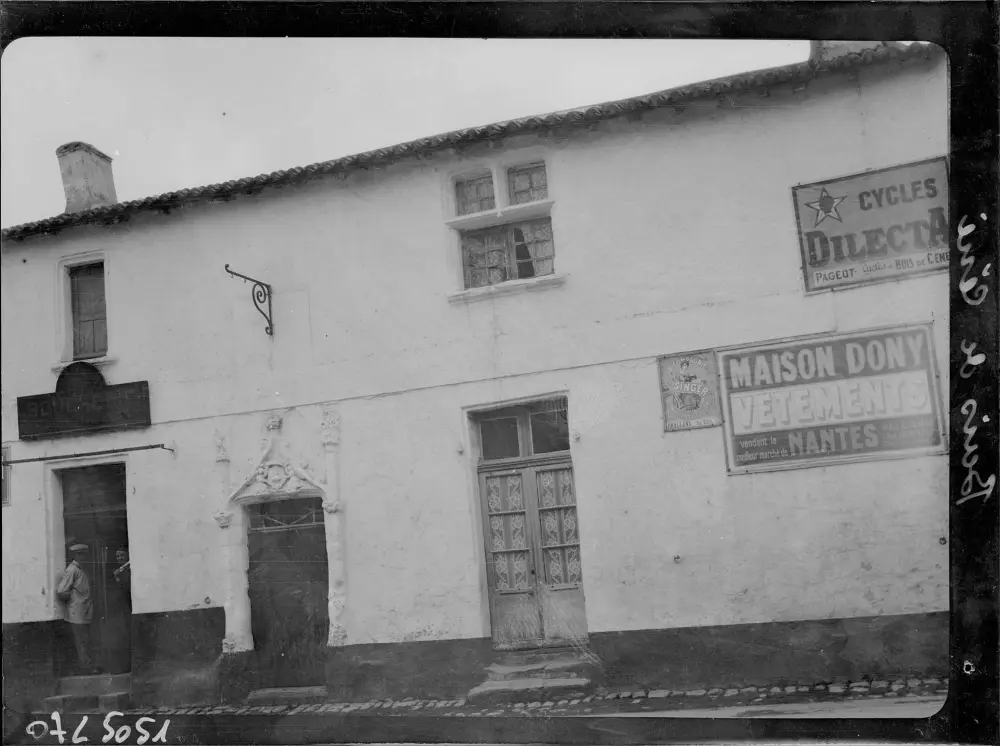 Foto de Casa del siglo XVIS cerca de la iglesia - POP Plateforme Ouverte du Patrimoine / Base Mérimée - © Ministère de la Culture (France), Médiathèque du patrimoine et de la photographie, diffusion RMN-GP