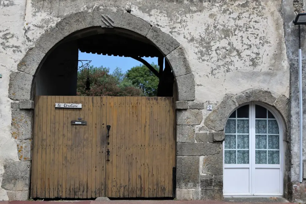 Foto de Casa del siglo XVIS cerca de la iglesia - POP Plateforme Ouverte du Patrimoine / Base Mérimée - © Ministère de la Culture (France), Conservation des antiquités et des objets d’art de Vendée - Tous droits réservés