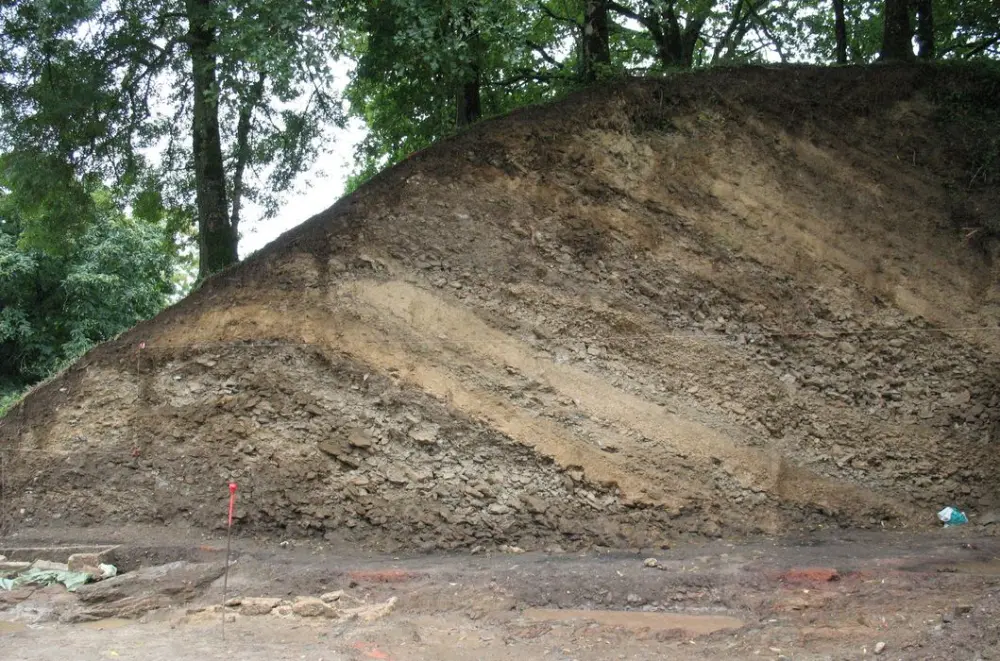 Foto di Tumulus dice i round - POP Plateforme Ouverte du Patrimoine / Base Mérimée - © Ministère de la Culture (France), Conservation des antiquités et des objets d’art de Vendée - Tous droits réservés