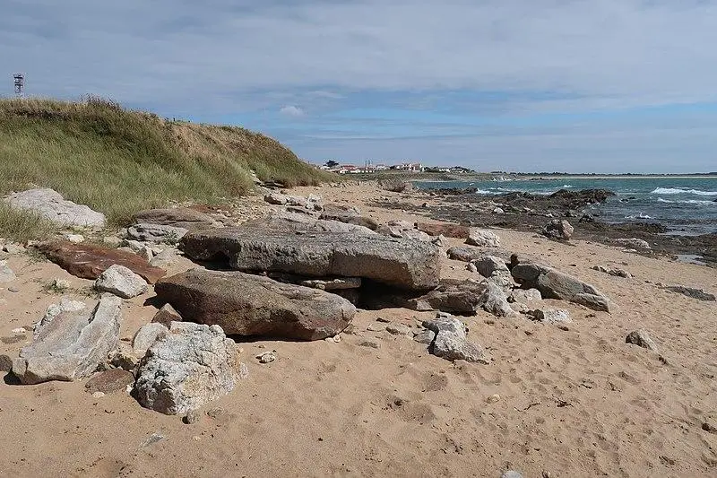 Foto de Dolmen degradados ubicados en la punta del Herbaudière - Robin Chubret - © Creative Commons (https://creativecommons.org/licenses/by-sa/4.0/deed.fr)