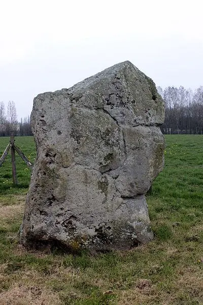 Foto de Menhir de la petite-roche - Llann Wé² - © Creative Commons (https://creativecommons.org/licenses/by-sa/4.0/deed.fr)