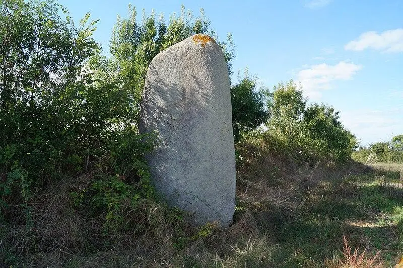 Foto de Menhir de la Chenilée - Éduarel - © Creative Commons (https://creativecommons.org/licenses/by-sa/4.0/deed.fr)