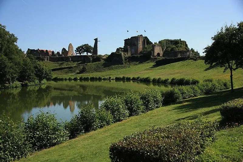 Foto di Castello (set di resti) - Benoît Bâlon - © Creative Commons (https://creativecommons.org/licenses/by-sa/4.0/deed.fr)