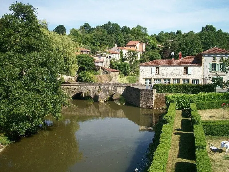 Foto de Puente (viejo) - Vouvant - © Creative Commons (https://creativecommons.org/licenses/by-sa/4.0/deed.fr)