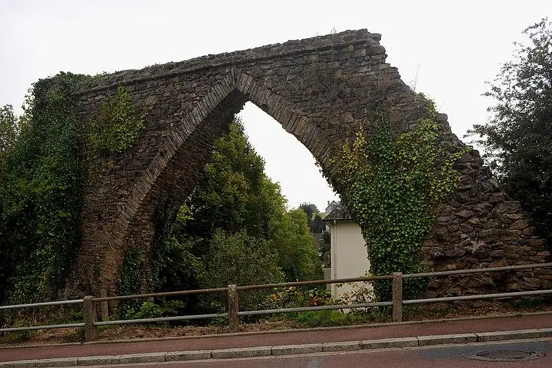 Foto de Acueducto y sus alrededores - Хрюша - © Creative Commons (https://creativecommons.org/licenses/by-sa/4.0/deed.fr)