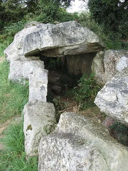 Foto de Callejón cubierto llamado altar druid - Xfigpower - © Creative Commons (https://creativecommons.org/licenses/by-sa/4.0/deed.fr)
